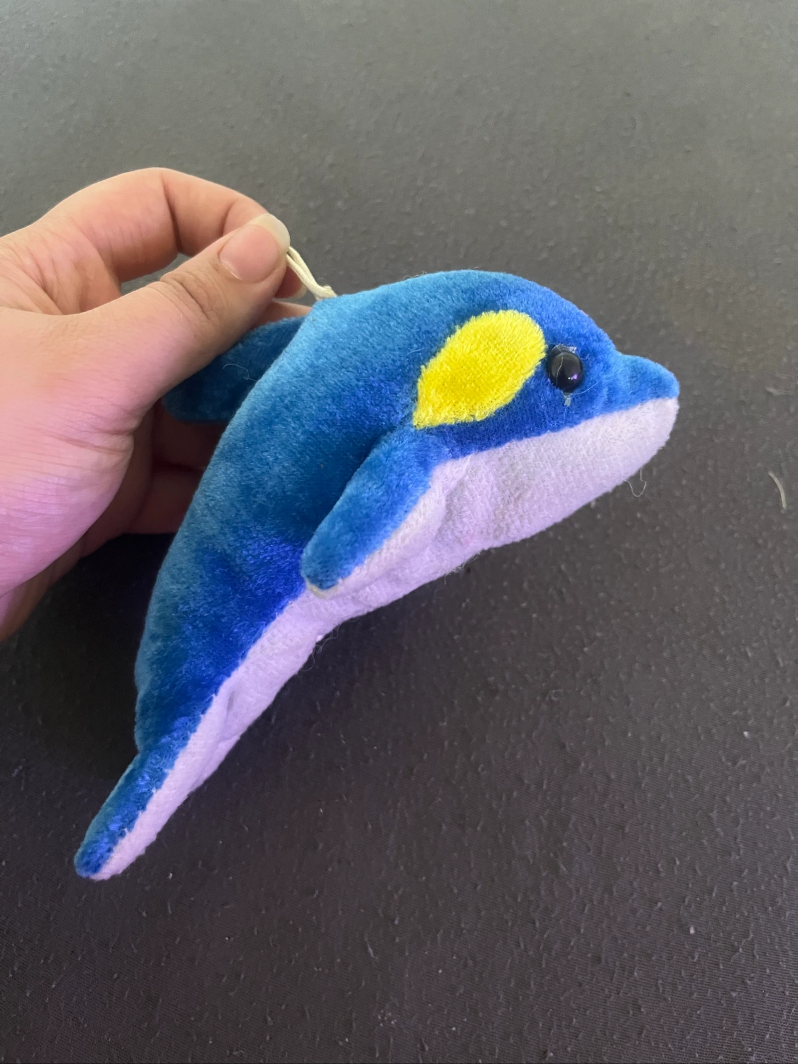 Pequeña Peluche Delfín / Orca Azul y Amarillo con broche – TBE – photo 3